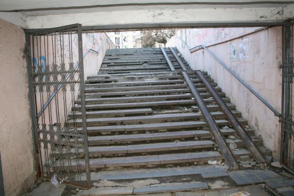 Pasajele subterane din Chișinău pline de gunoaie.