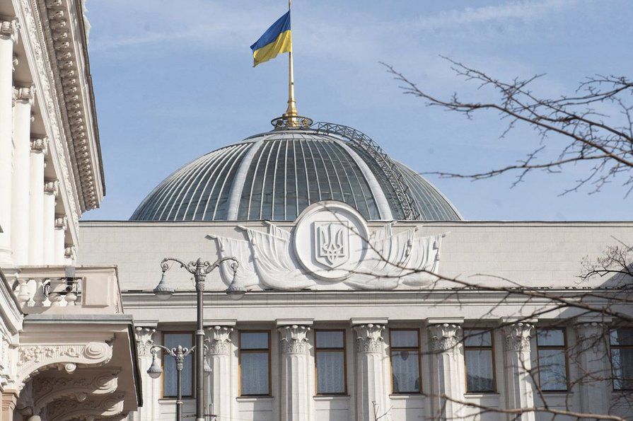 Верховная рада как раз 6 февраля должна рассматривать скандальный закон о рынке земли. 
