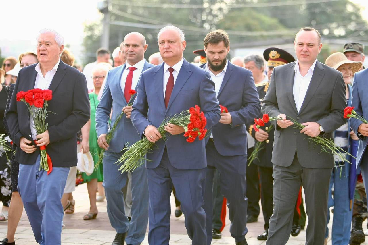 Коммунисты и социалисты возложили цветы к мемориалу "Вечность".