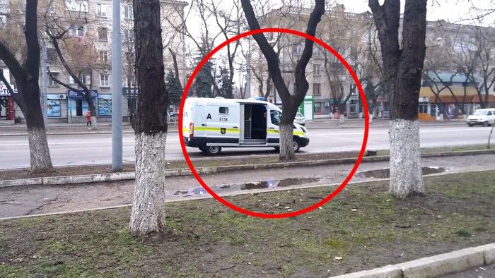 Водитель новой машины ГИП передвигался с открытой дверью.