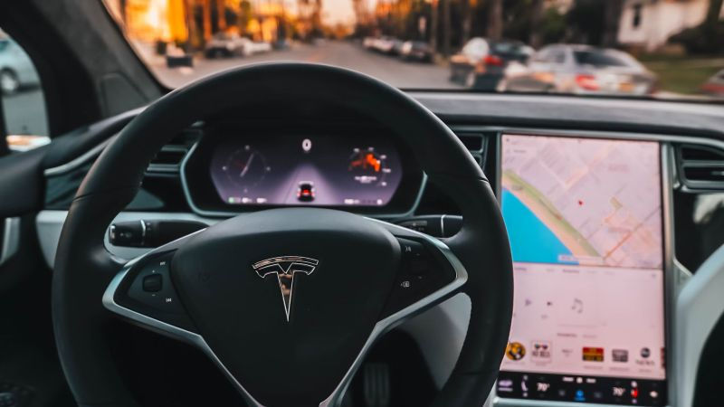 Concedierea oficialilor de către Musk a încetinit implementarea mașinilor cu pilot automat în SUA.
