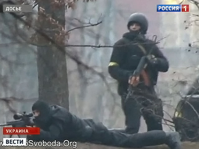 Автор ролика утверждает, что стреляли боевики из номера в захваченной гостинице "Украина".