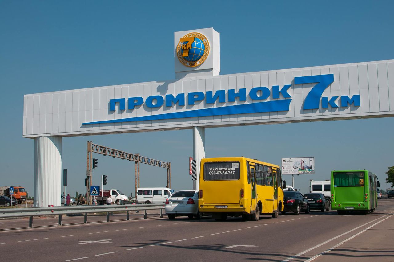 На рынок “7-й километр” в Одессе теперь пускают только с сертификатом о вакцинации.