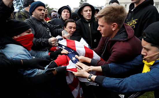 В Калифорнии подрались сторонники и противники Трампа. Фото: Reuters