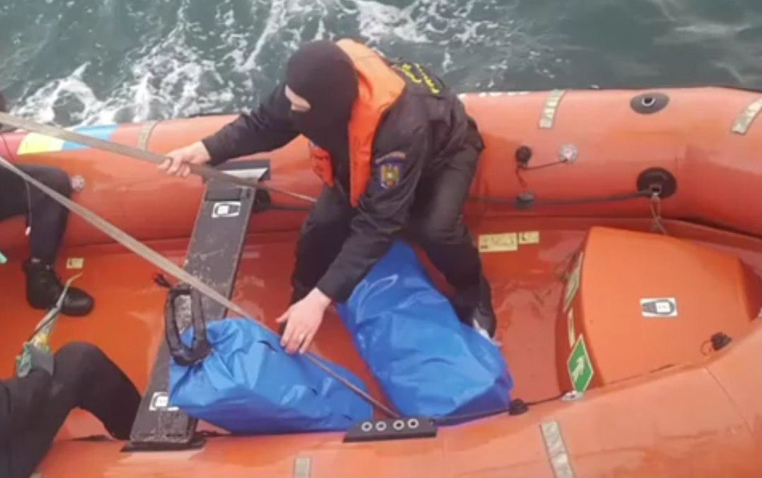 Партия наркотиков была обернута водонепроницаемой пленкой и защищена спасательными жилетами.