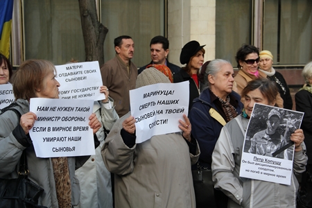 B завтрашнем митинге примут участие родители погибших солдат, а также те граждане, кто согласен с требованиями отставки Маринуцы.