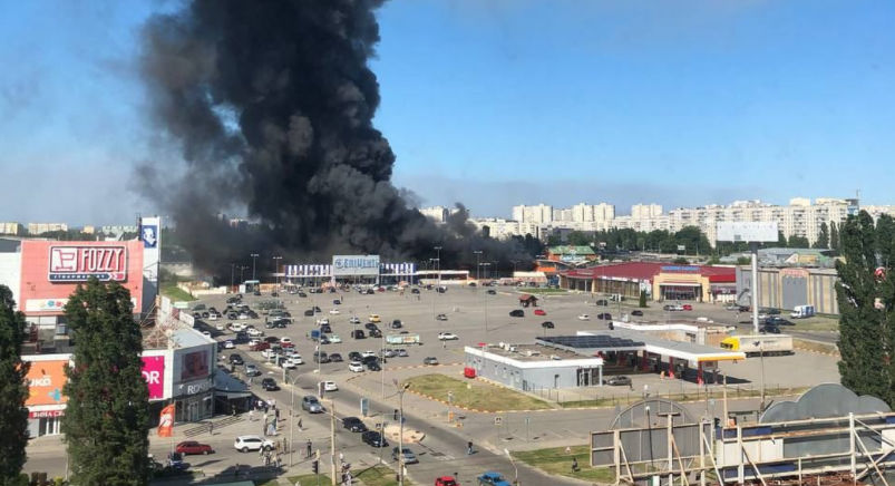 В Харькове строительный гипермаркет попал под обстрел: есть жертвы.