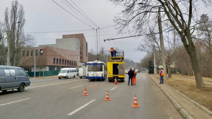 В Кишиневе на улице Каля Ешилор остановлено движение троллейбусов из-за обрыва на линии.