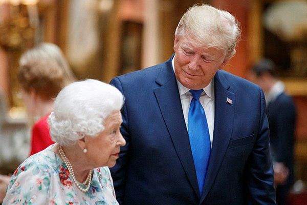 Трампа уличили в нарушении протокола и странном приветствии королевы.