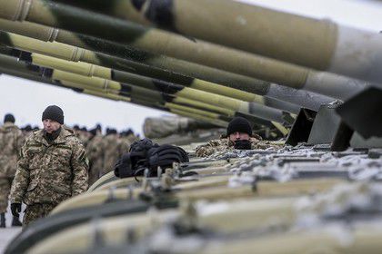 Танки Т-64Б уже были загружены на трейлеры в 36-й бригаде. Фото: Михаил Маркив / Pool / К«оммерсантъ»