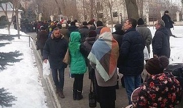 В канун Крещения десятки христиан пришли в церкви за освященной водой.