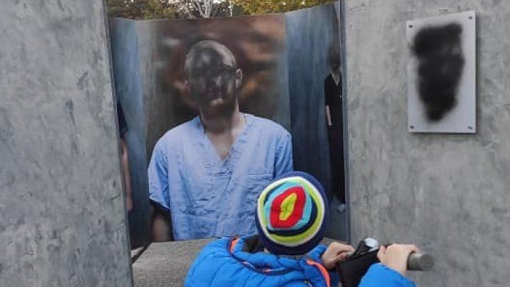 Полиция расследует случай вандализма на фотовыставке, посвященной врачам.