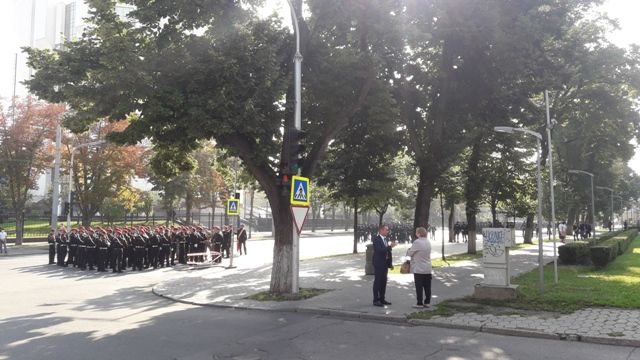 На военный парад в Кишинёве не пускают без спецпропусков.