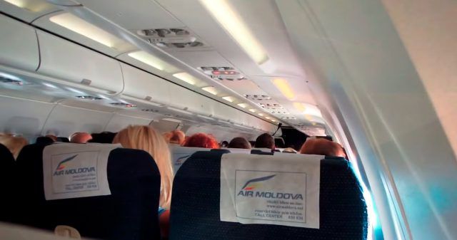 Салон самолета компании Air Moldova.