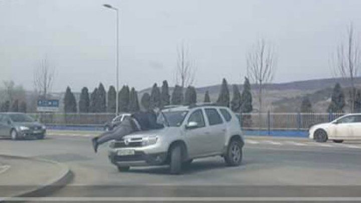 Scene demne de un film de acţiune pe o stradă