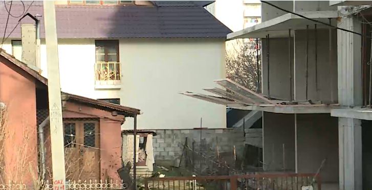 Заседание суда по делу о строительстве дома на Кока перенесли на неделю.