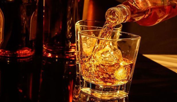Cocktail-ul cu diamante comestibile este servit într-un bar din londra