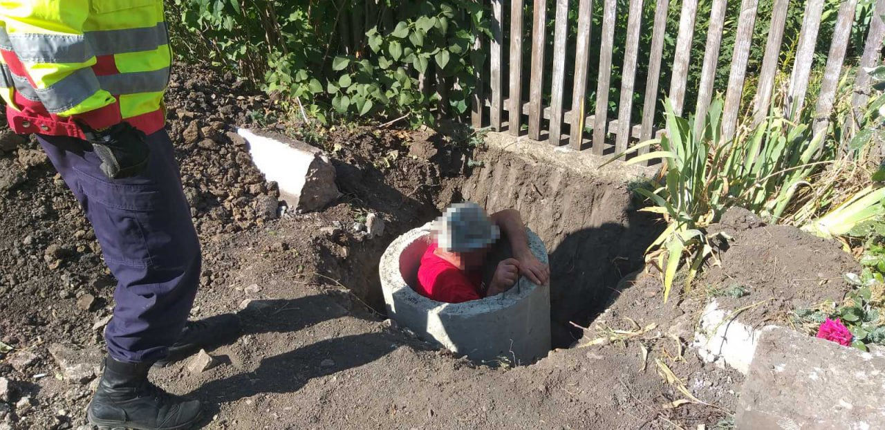В Фалештах спасли мастера, застрявшего в смотровом колодце.