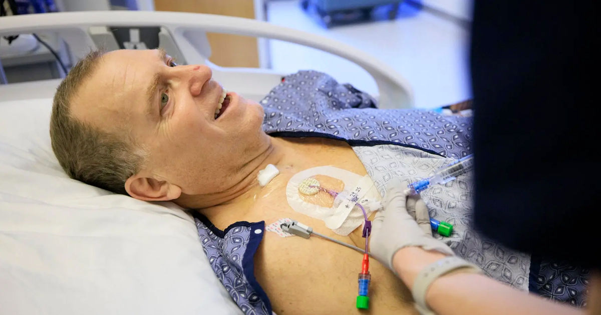 Un bărbat din SUA a primit pentru prima dată în lume un transplant dublu de rinichi.