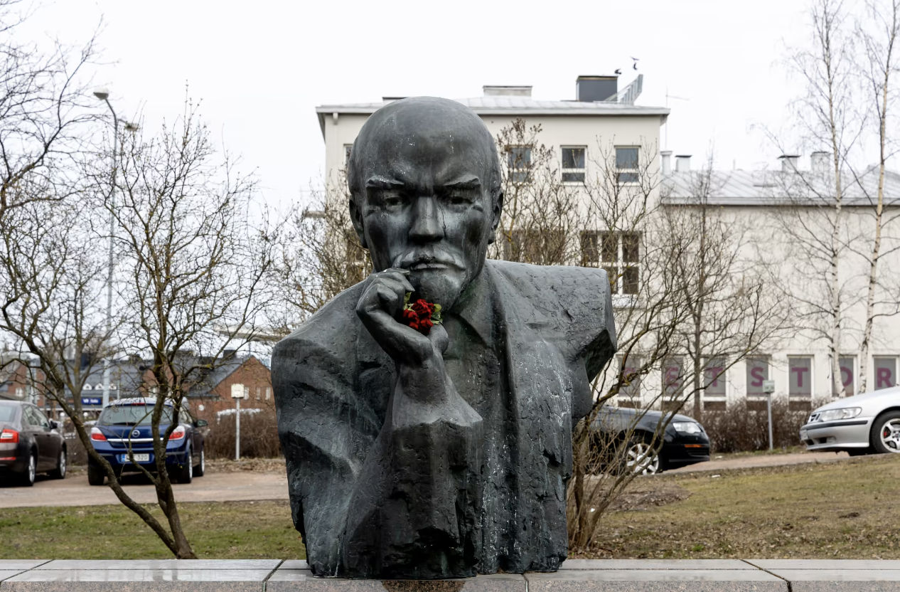 В Финляндии демонтировали последнюю статую Ленина в стране.