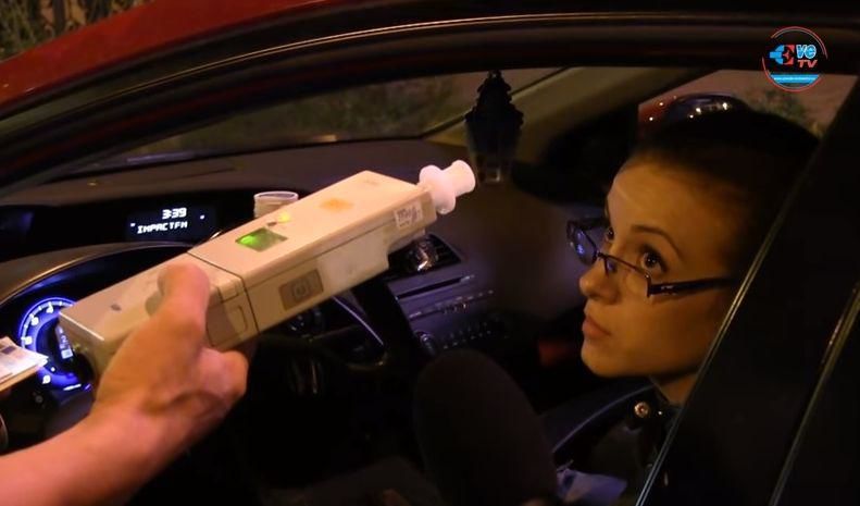 Șoferiță tupeistă, show cu un polițist. Clipul de 1 milion de vizualizări