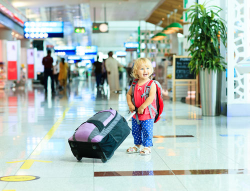 Copiii romani care locuiesc in strainatate si calatoresc insotiti catre tara in care au domiciliul nu mai trebuie sa prezinte acordul legat de calatorie din partea parintilor.