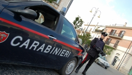 Гражданин Италии выбрался из багажника и начал сигналить, пока к автомобилю не подошли карабинеры.
