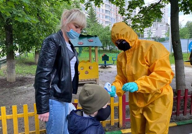 Во время получения питания ребенок находится сам за партой.
