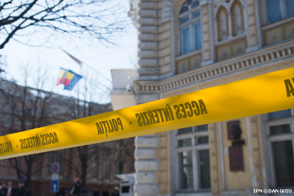 Сотрудников не пустили в здание, и пока не известно, когда они смогут вернуться на рабочие места.