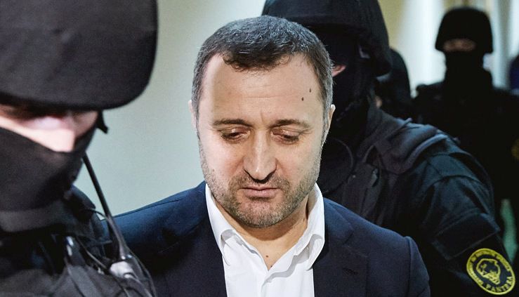 Несмотря на то, что Владимир Филат был осужден за коррупцию, и, казалось, связи с банковскими кражами нет, прокуроры считают, что в жизни экс-премьера не все так просто.
