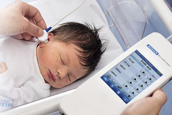 Surditatea la copii va putea fi diagnosticată în primele zile de viață. Din acest an, toți nou-născuții vor fi supuși screeningului auditiv. 