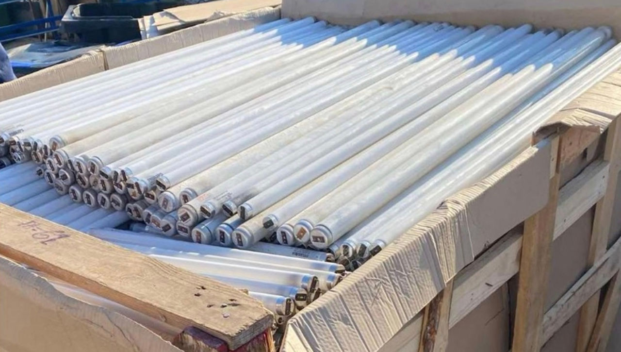 Opt tone de lămpi cu mercur, exportate în premieră din Moldova în România pentru reciclare.