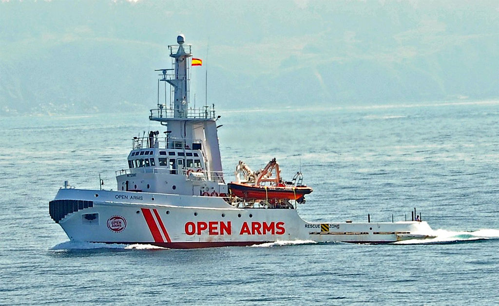 Спасательное судно Open Arms спасло в центральном Средиземноморье более 300 мигрантов.