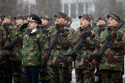 280 de tineri soldaţi au depus astăzi jurământul în faţa superiorilor, rudelor şi a prietenilor. Foto:publika.md