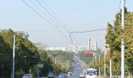 На данный момент ведутся работы по оформлению бордюра, также будет перемещен столб с середины тротуара.
