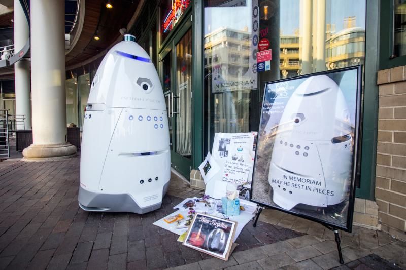 Oamenii străzii au luat la bătaie un robot într-o parcare din San Francisco.