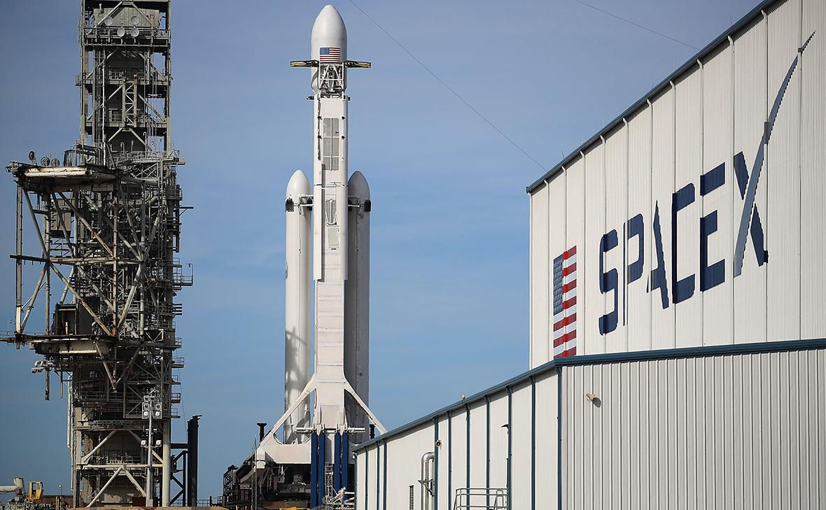 SpaceX отменила запуск ракеты с крупнейшим спутником за минуту до старта.