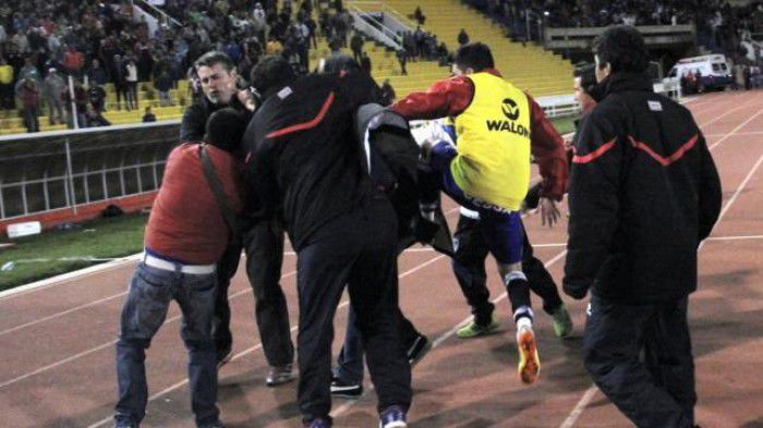 Tensiune maximă în Bolivia, în timpul meciului dintre Universitario și Sport Boys, încheiat la egalitate, scor 1-1. Foto: globo.com