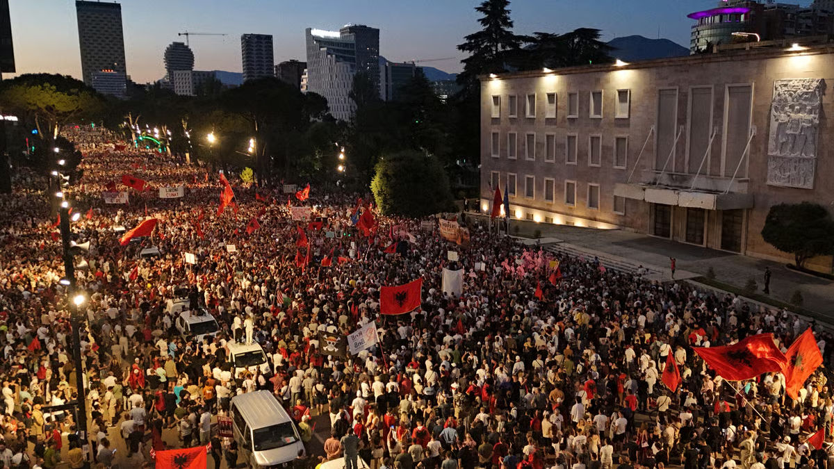 Meta blochează conturile protestatarilor împotriva stațiunii asociate cu ginerele lui Trump.