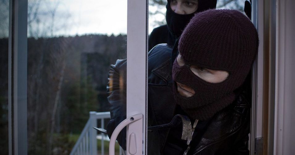 Неизвестные люди – два молодых человека и девушка – ворвались в дом 28-летнего уроженца Вулканешт. 