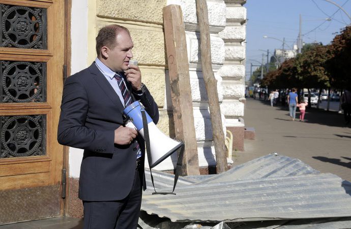 Группу митингующих возглавлял председатель фракции ПСРМ в мунсовете Ион Чебан  Фото: Валерий Корчмарь.