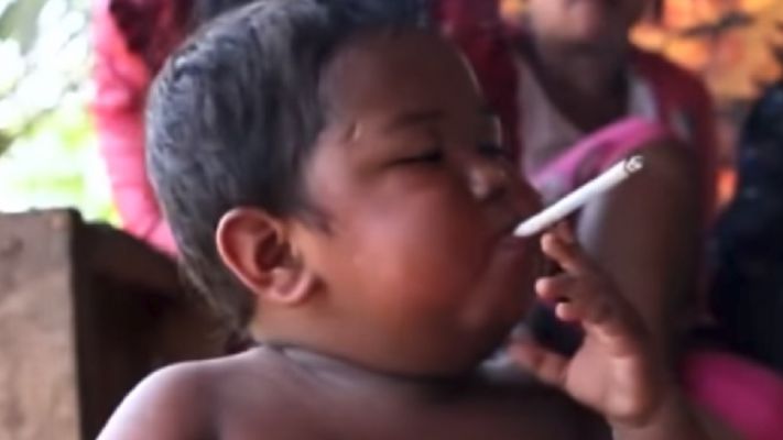 Bebeluşul care fumează 40 de ţigări pe zi. 