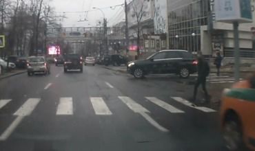 Un tânăr care traversa strada pe trecerea de pietoni a fost la un pas să fie victimă a unui accident rutier. 