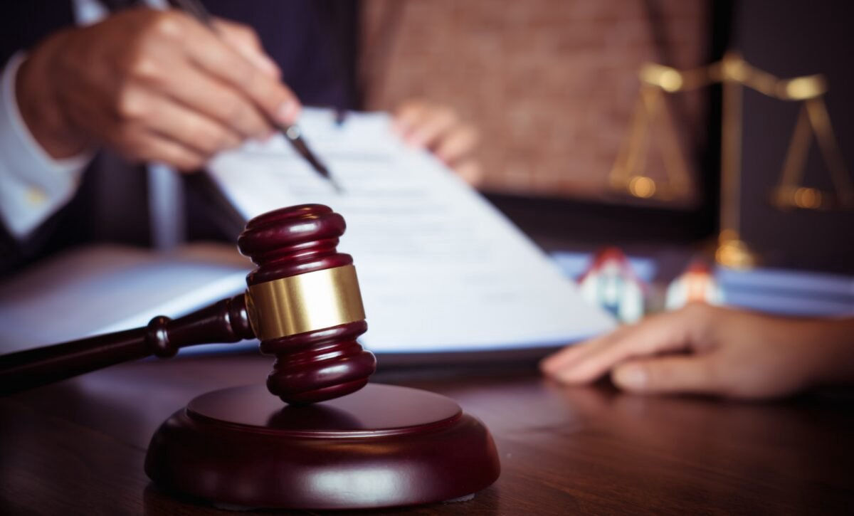 Cetățenii vor putea contracta servicii de asistență juridică la distanță.