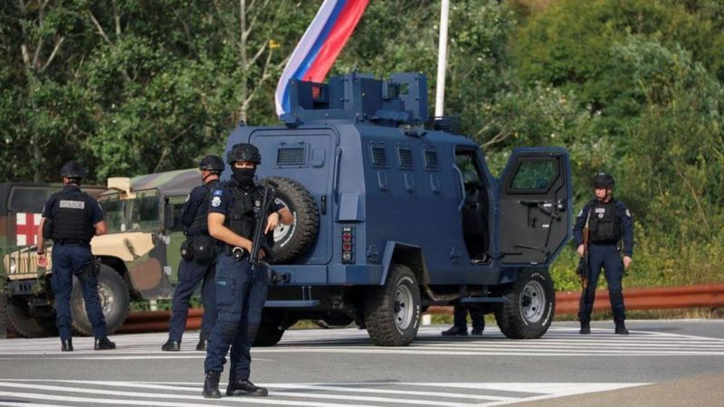 Полиция Косово окружила монастырь, где скрылись 30 вооруженных людей.