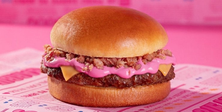Чизбургер, политый ярко-розовым соусом, был представлен компанией Burger King.