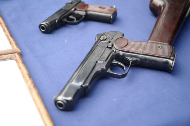 Muniţii şi arme deţinute ilegal au fost descoperite de oamenii legii în două localităţi din Republica Moldova. Foto: realitatea.md