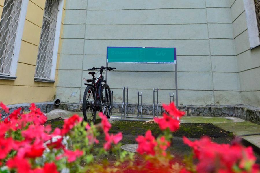 Во дворе столичной примэрии появились места для парковки велосипедов.
