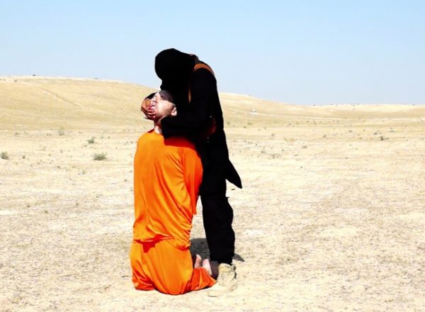 Un fost membru al organizatiei Stat Islamic a dezvaluit metoda prin care rapitorii din cadrul gruparii ii determina pe ostatici sa se "relaxeze" in fata camerelor de luat vederi.