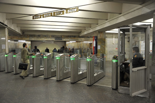 В московском метро установят автоматы, которые будут продавать билеты на одну поездку не за деньги, а за приседания. Фото: forum.nashtransport.ru